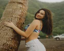 She is a travel enthusiast and has traveled to various places like Hawaii.